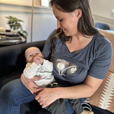 Alyssa Hands-Free sitzen mit Baby quadrat
